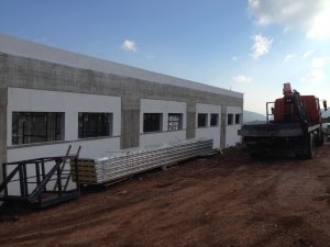 ΜΕΤΑΛΛΙΚΗ ΣΤΕΓΗ 405Μ2 ΜΕ ΠΑΝΕΛ ΣΤΗΝ ΚΑΛΥΜΝΟ